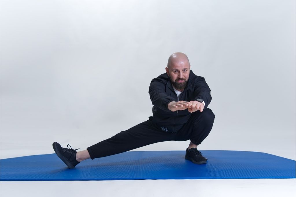 Personal Trainer Berlin beim Mobility-Übung machen.