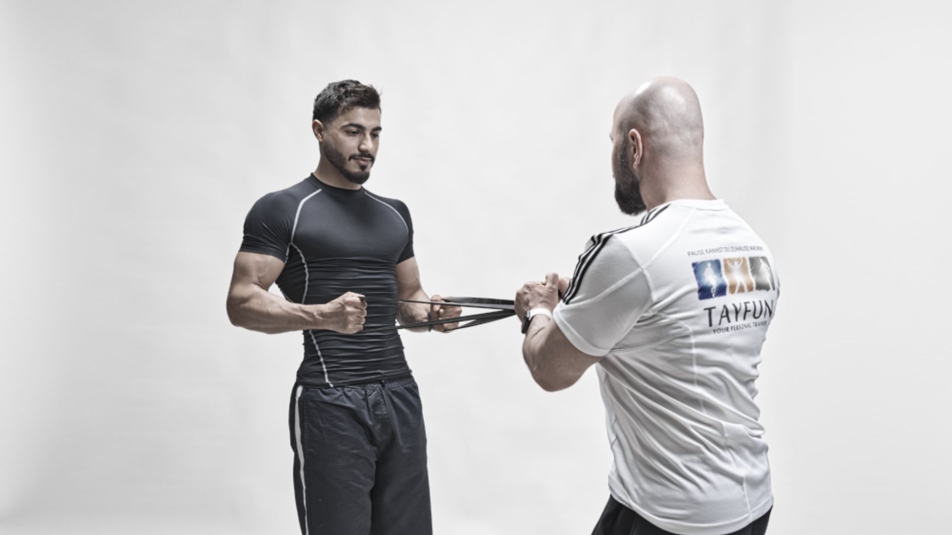 Ein fitter Sportler (links) bei einer gezielten Rückenübung mit Trainer Tayfun (rechts)