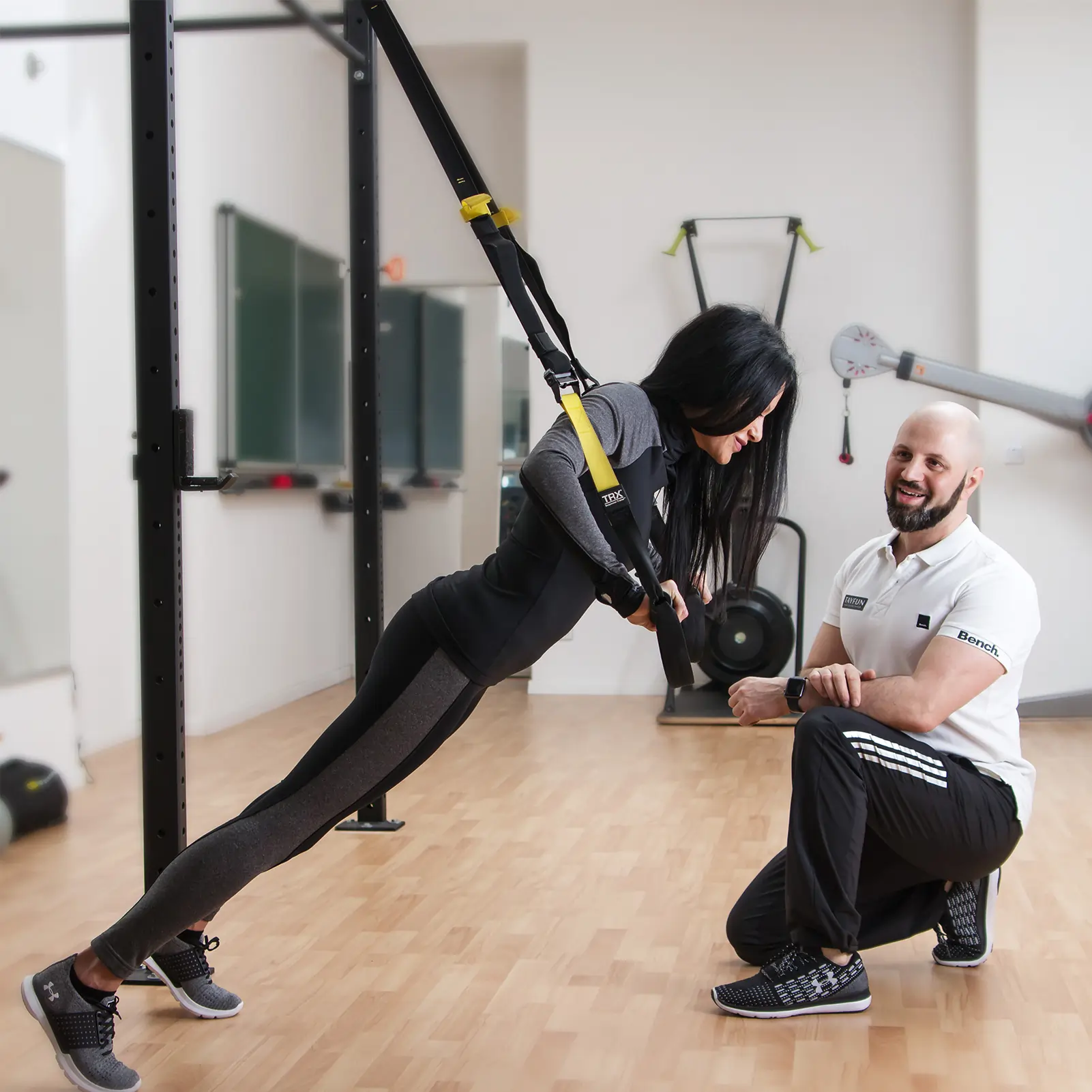 Kundin und Tayfun am Trainieren mit dem Schlingentrainier im Studio