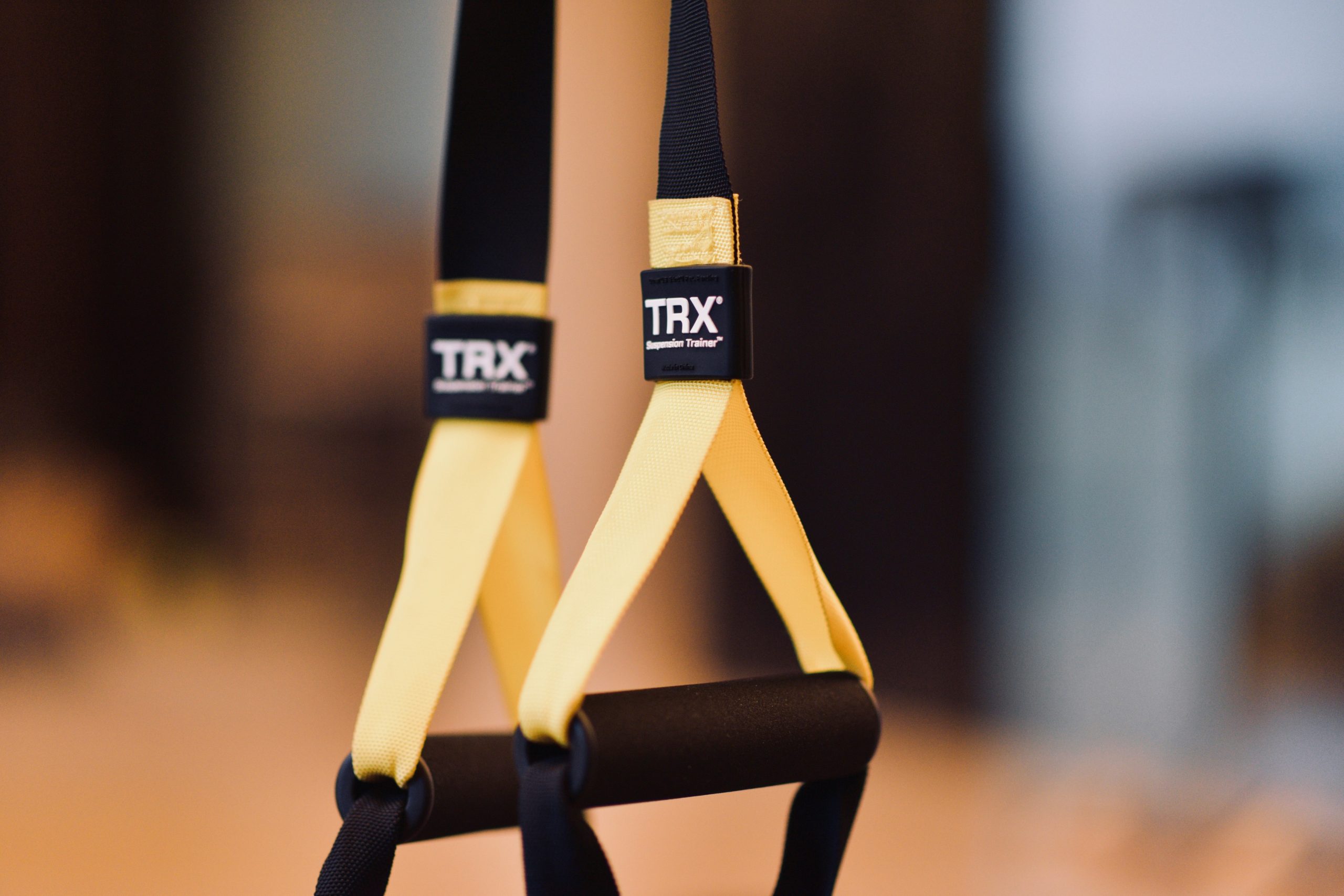 TRX Schlingentrainer in einem Fitnesstudio