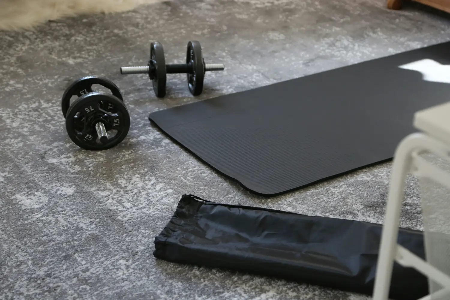 Auf dem Boden ausgelegtes Equipment für Home Training